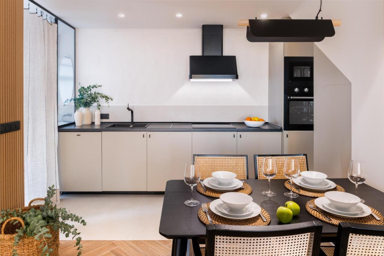 Magno Apartments Robles With Jacuzzi And Private Parking Sevilla Bagian luar foto