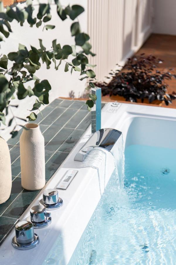 Magno Apartments Robles With Jacuzzi And Private Parking Sevilla Bagian luar foto